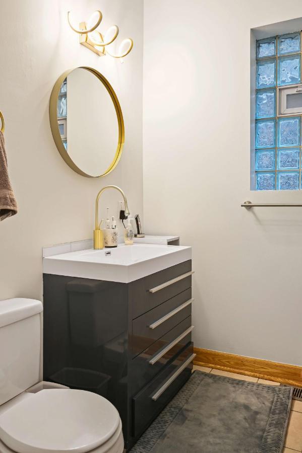 2 Bed Apt W/ Office, Free Parking, Near Wrigley Чикаго Екстериор снимка
