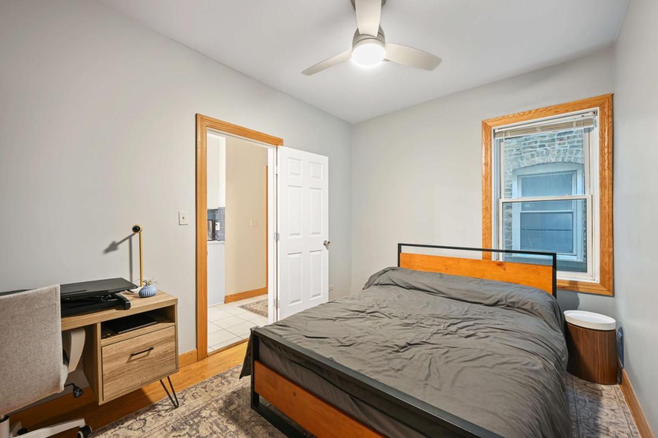 2 Bed Apt W/ Office, Free Parking, Near Wrigley Чикаго Екстериор снимка
